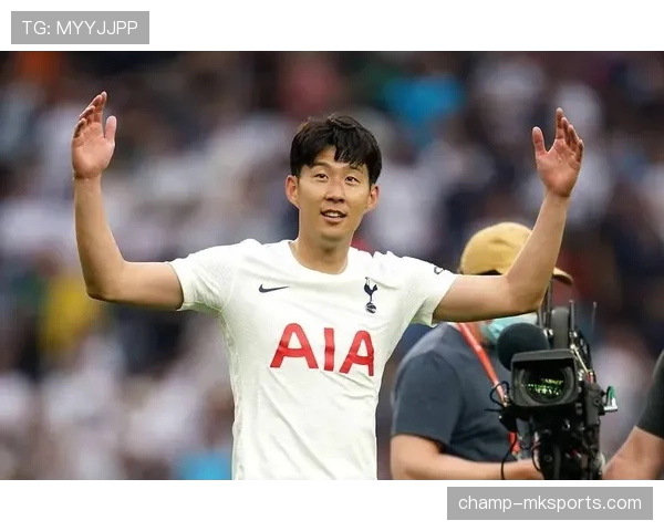 孙兴慜晒在家吃泡面的照片，镜头里那整排酒柜把我直接穷哭